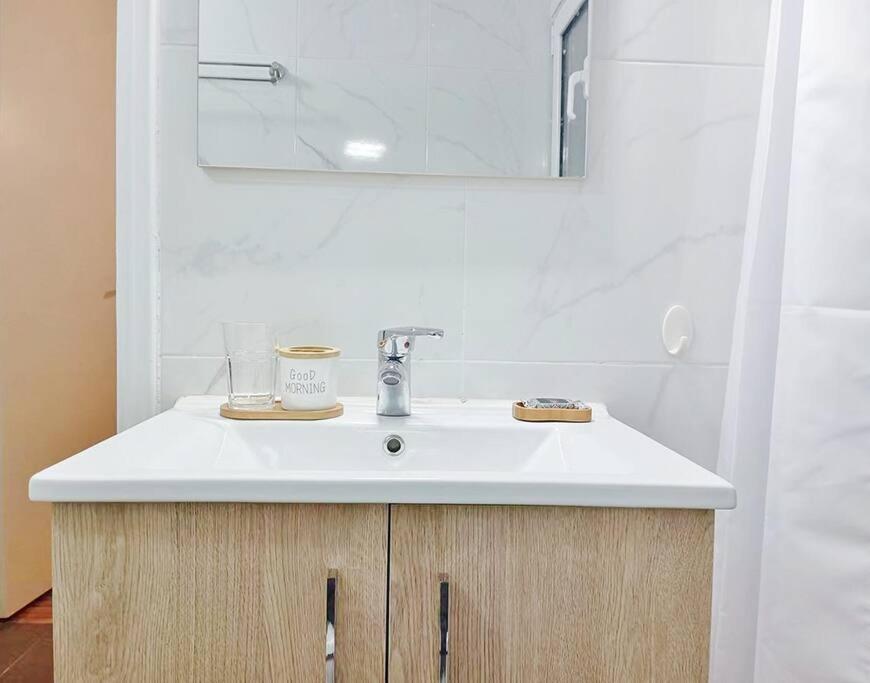 Sunny Two-Bedroom Apartment Next To Panathenaic Stadium Exterior photo